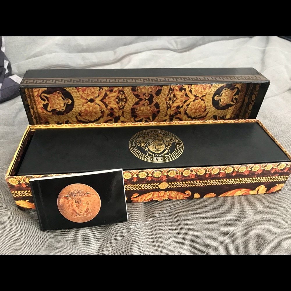 Versace - Picture 2 of 8